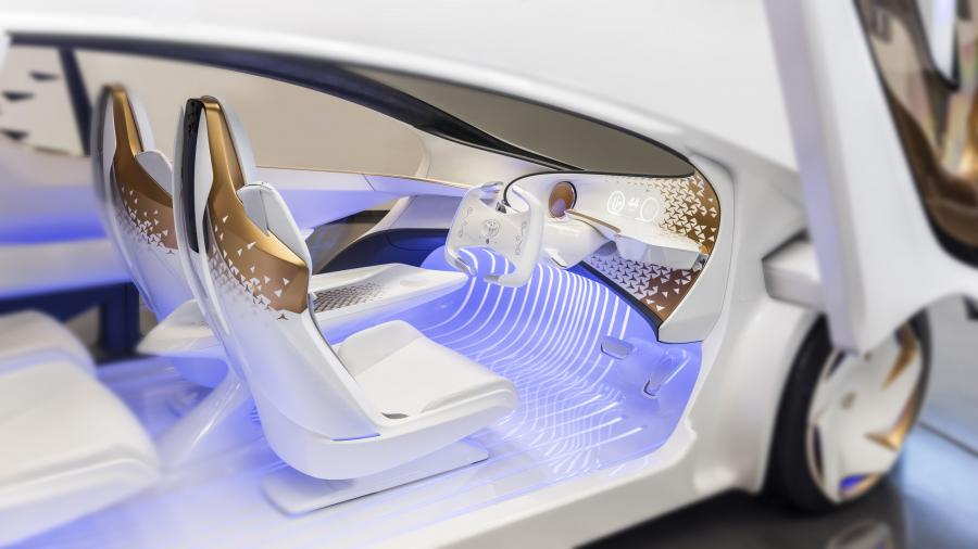 Интерьер Toyota Concept-i 2017 года  (фото 13 из 45)